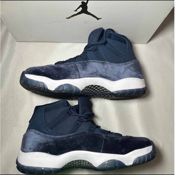 Size 9.5 - Wmns Air Jordan 11 Retro Midnight Navy Velvet Women's Shoes - Picture 3 of 10